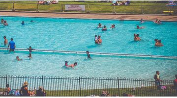golfslagbad creëert mini-tsunami