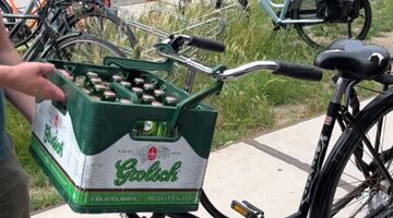 Moeite met een kratje bier vervoeren? Dan is dit dé gadget voor jou