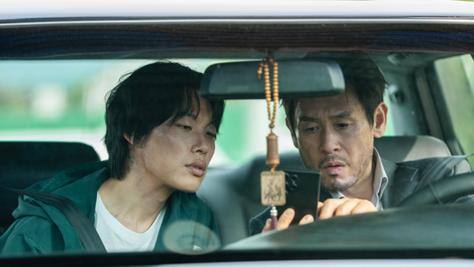 Twee mannen in een auto in de Koreaanse Thriller