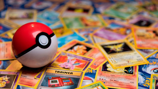 Een Pokéball ligt op een stapel met Pokémon kaarten