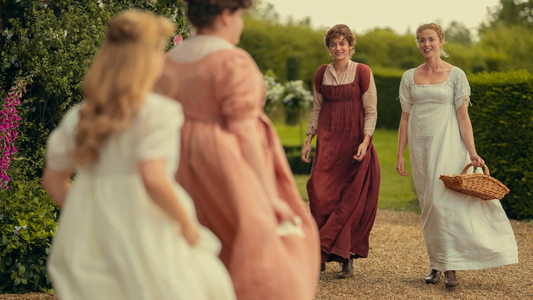 Twee zussen uit Pride and Prejudice lopen de camera tegemoet