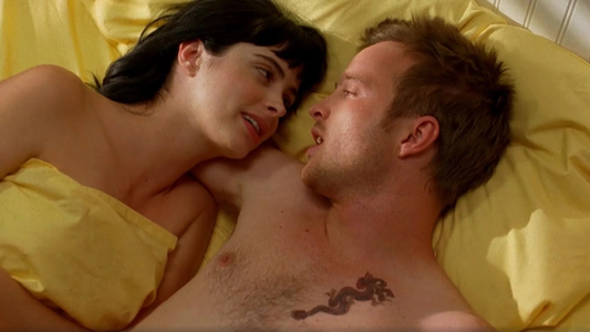 2 geliefden liggen samen in bed in de serie Breaking Bad