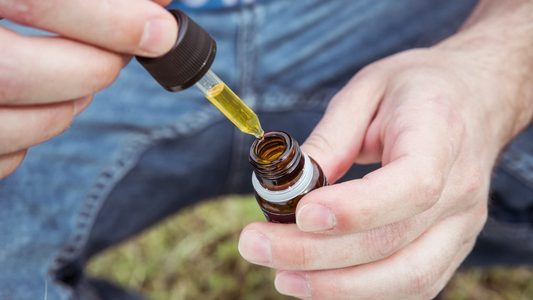 Een flesje met CBD