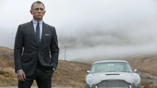 James Bond met zijn bekende Aston Martin