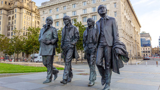 Een standbeeld van The Beatles