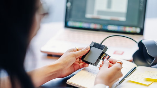 Iemand leest een SD-kaart met een usb-c gadget