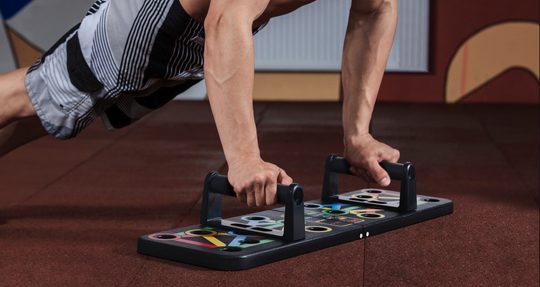 Illustratie voor: Bol verkoopt nu een superhandig 14-in-1 push-up board (€ 16,95)