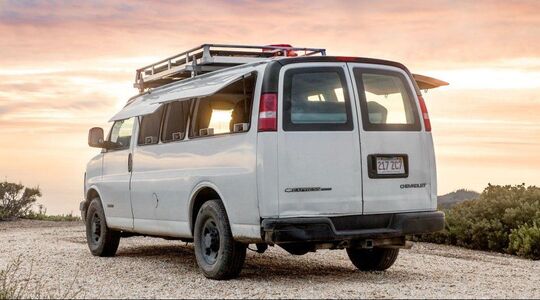 Illustratie voor: Man bouwt oud bestelbusje om tot stijlvolle camper en reist de wereld rond