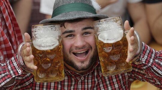 Illustratie voor: Ziek, brak of een pijntje? Uit onderzoek blijkt dat bier een uitstekend medicijn is