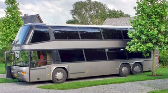 Illustratie voor: Nederlander bouwt dubbeldekker bus om tot vette camper