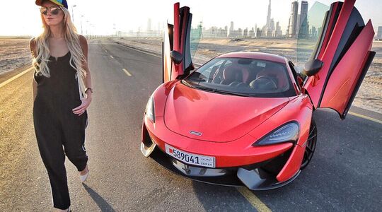 Illustratie voor: Deze chick genaamd ‘Supercar Blondie’ rijdt alle auto’s uit jouw dromen