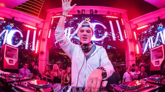 Illustratie voor: True Stories is een documentaire over het bijzonder heftige leven van DJ Avicii