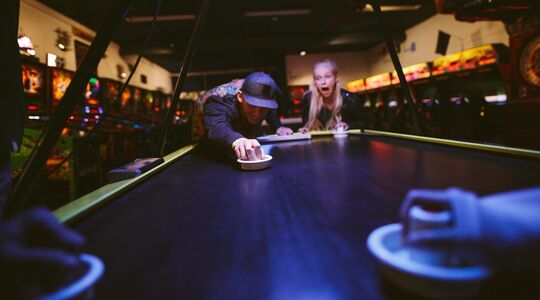 Illustratie voor: In november opent er een airhockeyhal in Amsterdam genaamd: Puck