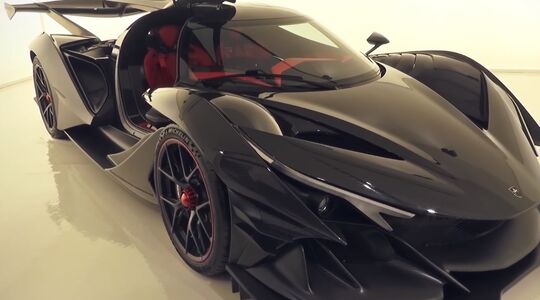 Illustratie voor: Met de Apollo Intensa Emozione koop jij je eigen batmobiel voor op de weg