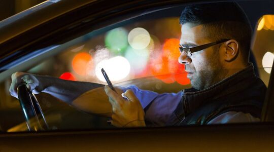 Illustratie voor: Waarom jij niet met je telefoon achter het stuur moet zitten