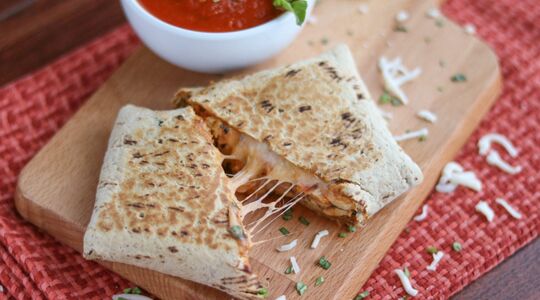 Illustratie voor: Simpel recept: Amerikaanse kip met parmezaanse kaas wraps
