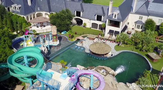 Illustratie voor: Deze giga villa met wildwaterpark staat te koop voor 28 miljoen dollar
