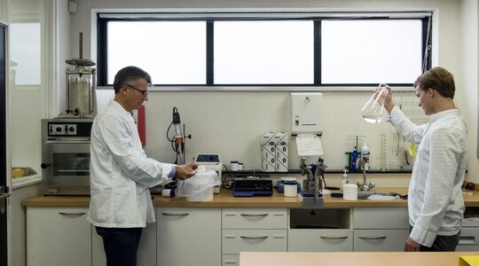 Illustratie voor: Nooit meer brak: Nederlandse vader en zoon vinden anti-katerpil uit