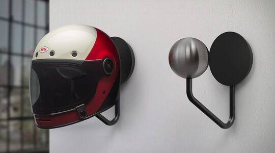 Illustratie voor: Dit opbergsysteem is speciaal ontworpen voor het displayen van jouw helm