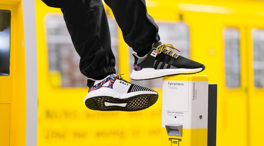 Illustratie voor: Met deze Adidas sneakers kun je gratis met het openbaar vervoer in Berlijn