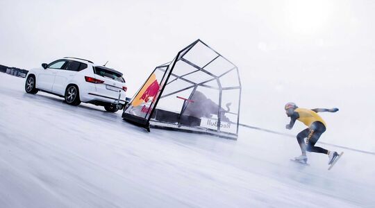 Illustratie voor: Kjeld Nuis schaatst met 93 kilometer per uur een nieuw wereldrecord