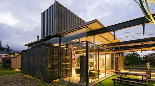 Illustratie voor: Indrukwekkende woning volledig gemaakt van zeecontainers en glas