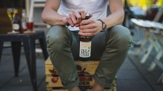 Illustratie voor: Cider is de perfecte drank voor op het terras of tijdens de BBQ