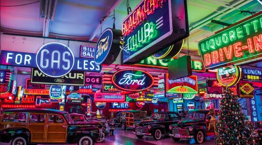 Illustratie voor: Unieke veiling in Las Vegas biedt gigantische retro neon borden aan