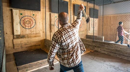Illustratie voor: In Delft heb je een indoorbaan om hakbijlen te werpen