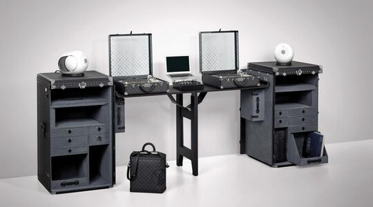 Illustratie voor: Louis Vuitton x Devialet DJ Trunk is een luxe draaitafel, die je zo uit je koffer tovert