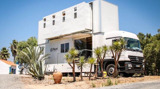 Illustratie voor: Boek samen met je surf-vrienden een verblijf in het rijdende ‘Truck Surf Hotel’