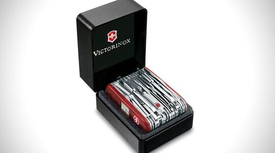 Illustratie voor: Grootste Zwitserse zakmes ooit heeft 82 verschillende tools en is nu te koop