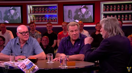 Illustratie voor: Dit gaat het voetbal-trio Derksen, van der Gijp en Genee verdienen bij Talpa