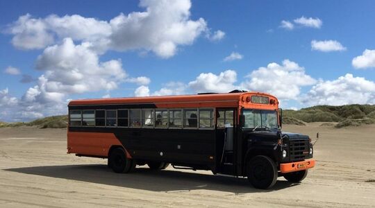 Illustratie voor: Voor 33 euro per dag p.p. tour je met 5 vrienden in deze oldskool bus door Europa!