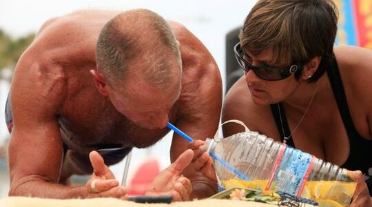 Illustratie voor: Het wereldrecord planken is verbroken door een 60-jarige man