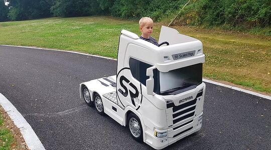 Illustratie voor: Deze Scania vrachtwagen op schaal is het perfecte cadeau voor de kleine trucker