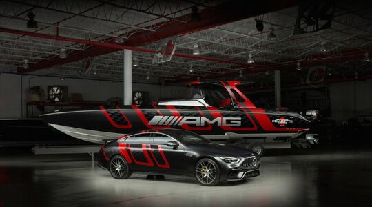 Mercedes-AMG en Cigarette Racing Carbon Speedboat Gewoonvoorhem