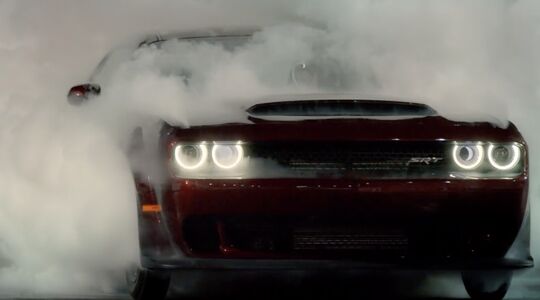 Illustratie voor: Deze dragrace tussen een Dodge Demon en Lamborghini Aventador kijkt lekker weg