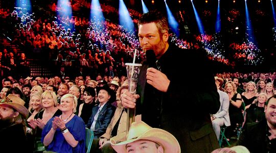 Blake Shelton enorm bierglas drinken
