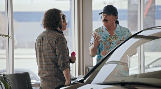 Arnold Schwarzenegger als autoverkoper