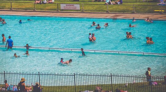 golfslagbad creëert mini-tsunami