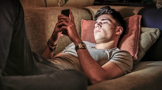 Nederlanders gemiddeld op hun smartphone