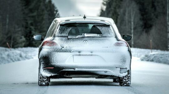 Een auto die lang in de vrieskou heeft gestaan