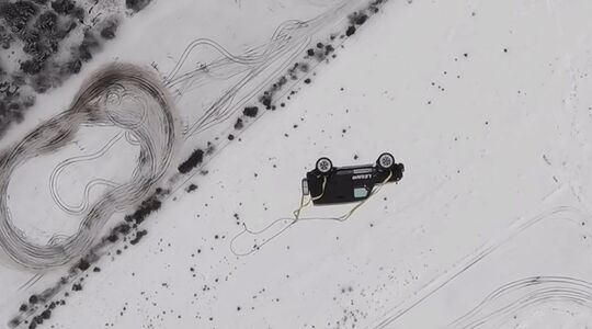 Illustratie voor: Rus laat Mercedes-AMG-G63 vanuit helikopter van 300 meter te pletter vallen