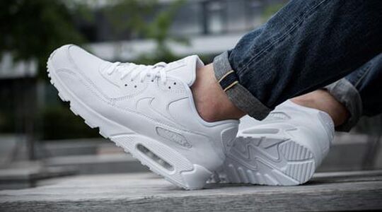 witte sneakers