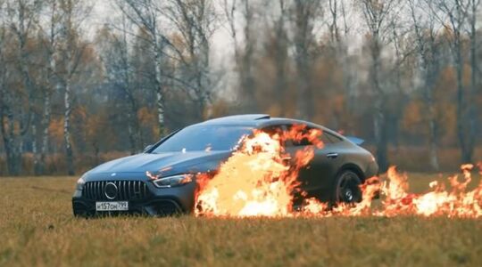 Youtuber steekt zijn eigen Mercedes in de fik
