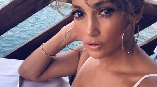 Jennifer Lopez uit de kleren