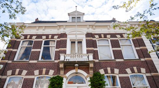 villa met voetbalveld