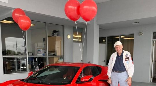 90-jarige koopt supercar voor verjaardag