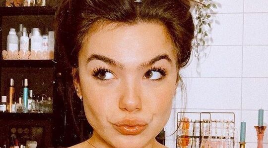 abbey hoes uit de kleren